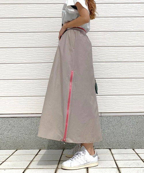 Q（キュー）の「シアーサイドバイカラーフレアスカート（スカート・レディース・ブラック/ベージュ・MEDIUM）」の13枚目の写真