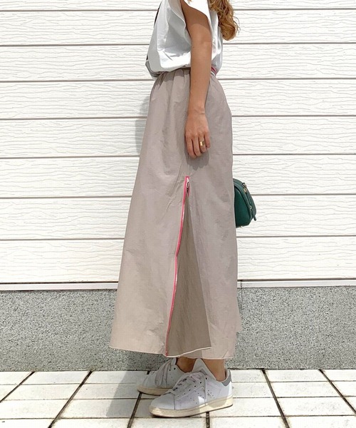 Q（キュー）の「シアーサイドバイカラーフレアスカート（スカート・レディース・ブラック/ベージュ・MEDIUM）」の15枚目の写真