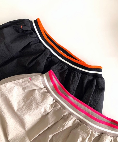 Q（キュー）の「シアーサイドバイカラーフレアスカート（スカート・レディース・ブラック/ベージュ・MEDIUM）」の21枚目の写真