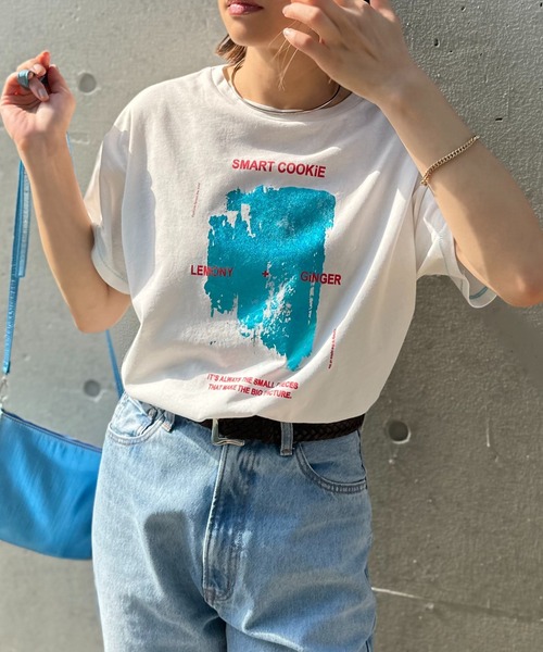 mi via loca（ミヴィアロカ）の「グランジ箔ロゴプリントTシャツ（Tシャツ/カットソー・レディース・ホワイト系その他/スミクロ/オフホワイト・FREE）」の3枚目の写真