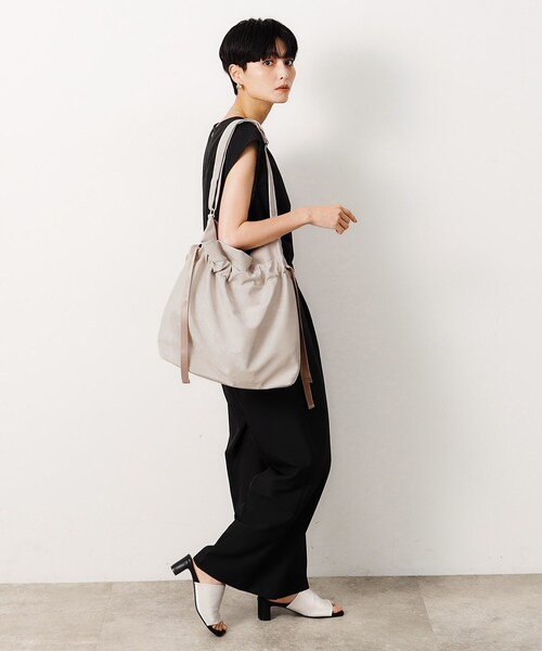 OPAQUE.CLIP（オペークドットクリップ）の「◆【2WAY／A4サイズ対応】ドローストリングサイドリボンショルダーバッグ（ショルダーバッグ・レディース・ベージュ/グレー/ブラック・00）」の5枚目の写真