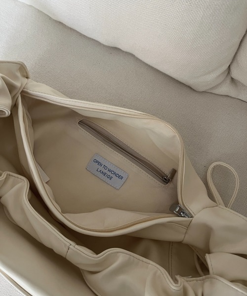 by your closet（バイユアークローゼット）の「シャーリング ショルダーバッグ（ショルダーバッグ・レディース・オフホワイト・FREE）」の5枚目の写真