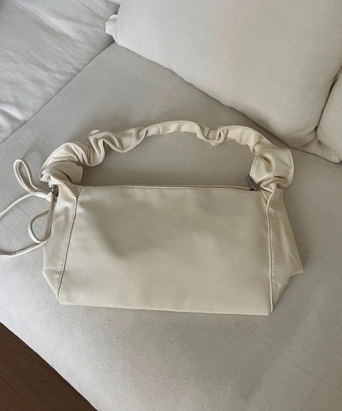 by your closet（バイユアークローゼット）の「シャーリング ショルダーバッグ（ショルダーバッグ・レディース・オフホワイト・FREE）」の2枚目の写真
