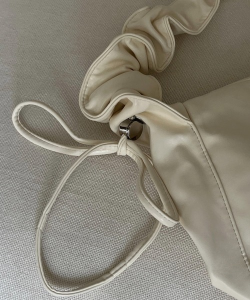 by your closet（バイユアークローゼット）の「シャーリング ショルダーバッグ（ショルダーバッグ・レディース・オフホワイト・FREE）」の6枚目の写真