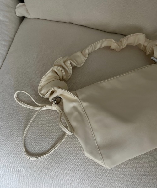 by your closet（バイユアークローゼット）の「シャーリング ショルダーバッグ（ショルダーバッグ・レディース・オフホワイト・FREE）」の4枚目の写真