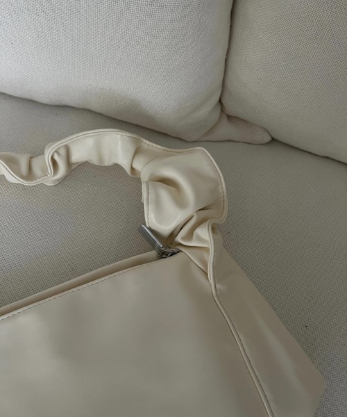 by your closet（バイユアークローゼット）の「シャーリング ショルダーバッグ（ショルダーバッグ・レディース・オフホワイト・FREE）」の7枚目の写真