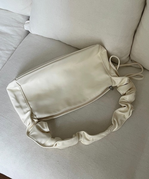 by your closet（バイユアークローゼット）の「シャーリング ショルダーバッグ（ショルダーバッグ・レディース・オフホワイト・FREE）」の3枚目の写真