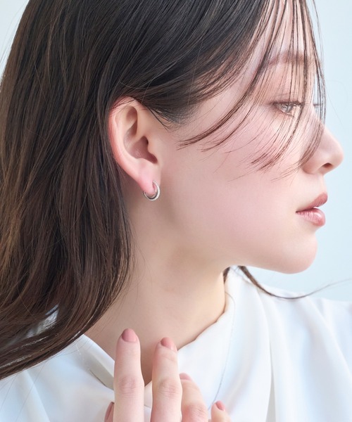 Phoebe(フィービィー)の「【金属アレルギー対応】【痛くないシリーズ】グリッターメタルライトフィットイヤリング(イヤリング・レディース・イエローゴールド/シルバー・FREE)」の6枚目の写真