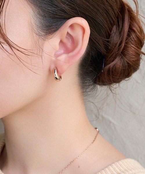 Phoebe（フィービィー）の「【痛くないシリーズ/金属アレルギー対応】ぷっくりモードクリスタルループフィットイヤリング/大ぶり（イヤリング・レディース・シルバー/イエローゴールド/シャンパン・FREE）」の2枚目の写真