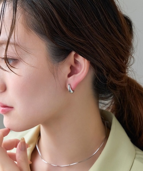 Phoebe（フィービィー）の「【痛くないシリーズ/金属アレルギー対応】ぷっくりモードクリスタルループフィットイヤリング/大ぶり（イヤリング・レディース・シルバー/イエローゴールド/シャンパン・FREE）」の17枚目の写真