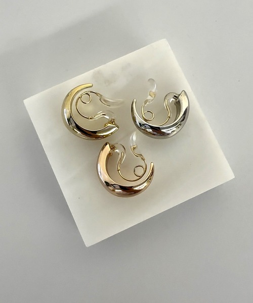 Phoebe（フィービィー）の「【痛くないシリーズ/金属アレルギー対応】ぷっくりモードクリスタルループフィットイヤリング/大ぶり（イヤリング・レディース・シルバー/イエローゴールド/シャンパン・FREE）」の4枚目の写真