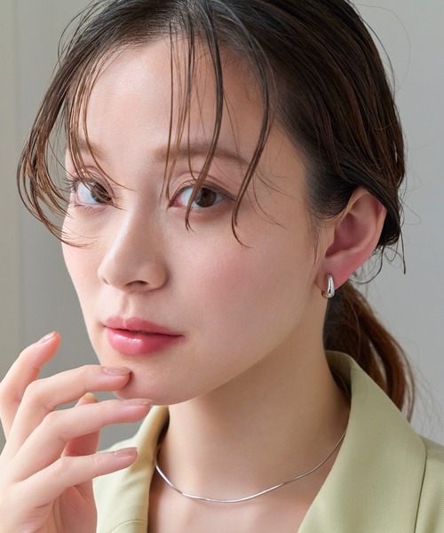 Phoebe（フィービィー）の「【痛くないシリーズ/金属アレルギー対応】ぷっくりモードクリスタルループフィットイヤリング/大ぶり（イヤリング・レディース・シルバー/イエローゴールド/シャンパン・FREE）」の15枚目の写真