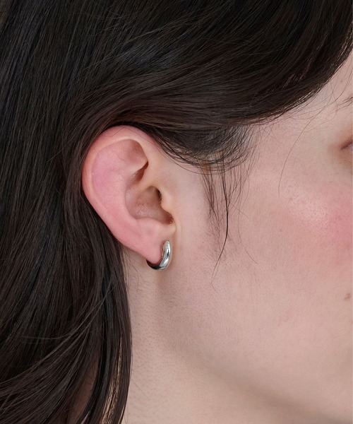 Phoebe（フィービィー）の「【痛くないシリーズ/金属アレルギー対応】ぷっくりモードクリスタルループフィットイヤリング/大ぶり（イヤリング・レディース・シルバー/イエローゴールド/シャンパン・FREE）」の13枚目の写真