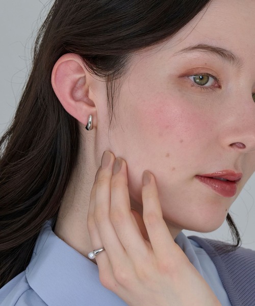 Phoebe（フィービィー）の「【痛くないシリーズ/金属アレルギー対応】ぷっくりモードクリスタルループフィットイヤリング/大ぶり（イヤリング・レディース・シルバー/イエローゴールド/シャンパン・FREE）」の14枚目の写真