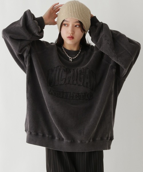 RAGEBLUE（レイジブルー）の「＜選べるMIDDLE&LONG丈＞カレッジロゴ刺繍/ピグメントルーズスウェット（スウェット・レディース・スミクロ/ピンク/ブルー・MEDIUM/LARGE）」の2枚目の写真