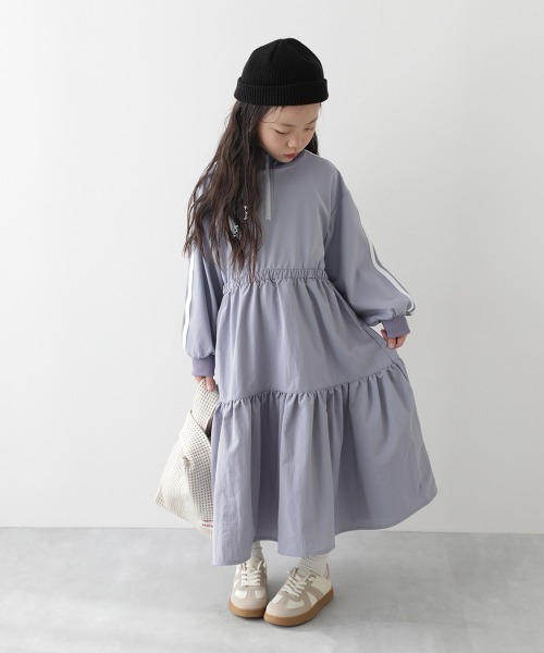 devirock(デビロック)の「サイドライン ハーフジップ トラック ティアードワンピース(ワンピース・キッズ・アイボリー/スミクロ/ブルー系・100cm/110cm/120cm/130cm/140cm/150cm/160cm)」の11枚目の写真