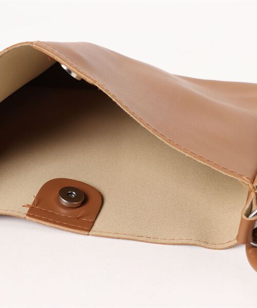 TONE SELECT GOODS（トーンセレクトグッズ）の「urbanfemine./シンプルショルダーバッグ U7404（ショルダーバッグ・レディース・ブラウン/ダークブラウン/ブラック/ライトブラウン・FREE）」の8枚目の写真