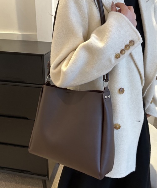 TONE SELECT GOODS（トーンセレクトグッズ）の「urbanfemine./シンプルショルダーバッグ U7404（ショルダーバッグ・レディース・ブラウン/ダークブラウン/ブラック/ライトブラウン・FREE）」の3枚目の写真