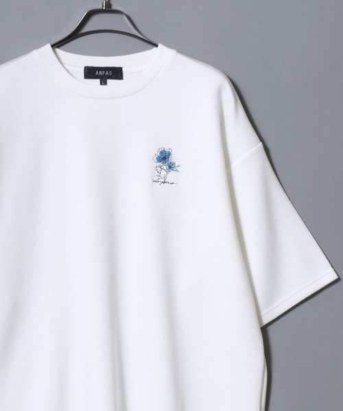 ANPAS（アンパス）の「ANPAS Ponte Fabric Flower Embroidery Oversized T-Shirt/ANPAS 別注 ポンチ 花柄 ワンポイント刺繍 接触冷感 オーバーサイズ 半袖Tシャツ メンズ レディース ユニセックス（Tシャツ/カットソー・メンズ・ホワイト/ブラック/ホワイト系その他/グレー/グレー系その他/ブラック系その他/チャコール/ホワイト系その他2/グレー系その他2/グレー系その他3/グレー系その他4/ブラック系その他2/ホワイト系その他3/カーキ系3/グレー系その他5/カーキ系1/ブラック系その他3/カーキ系2/カーキ・M/L）」の3枚目の写真