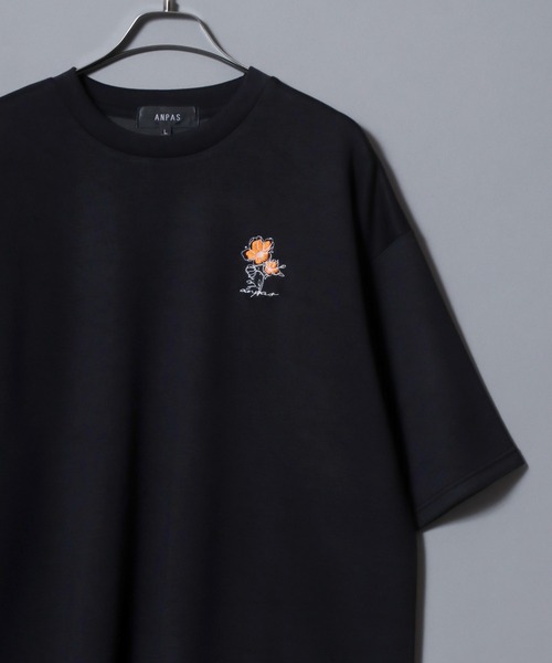 ANPAS（アンパス）の「ANPAS Ponte Fabric Flower Embroidery Oversized T-Shirt/ANPAS 別注 ポンチ 花柄 ワンポイント刺繍 接触冷感 オーバーサイズ 半袖Tシャツ メンズ レディース ユニセックス（Tシャツ/カットソー・メンズ・ホワイト/ブラック/ホワイト系その他/グレー/グレー系その他/ブラック系その他/チャコール/ホワイト系その他2/グレー系その他2/グレー系その他3/グレー系その他4/ブラック系その他2/ホワイト系その他3/カーキ系3/グレー系その他5/カーキ系1/ブラック系その他3/カーキ系2/カーキ・M/L）」の7枚目の写真