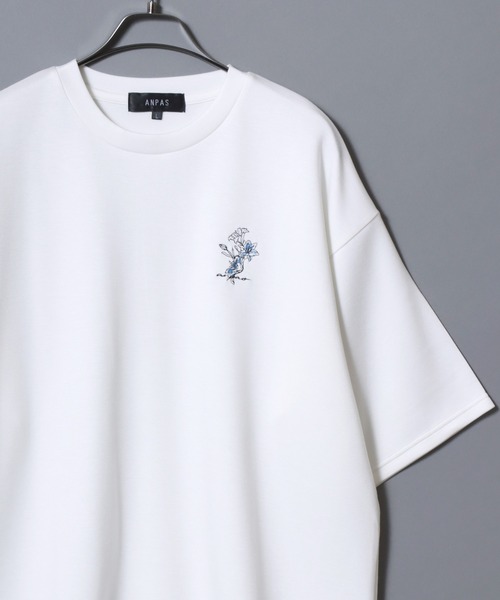 ANPAS（アンパス）の「ANPAS Ponte Fabric Flower Embroidery Oversized T-Shirt/ANPAS 別注 ポンチ 花柄 ワンポイント刺繍 接触冷感 オーバーサイズ 半袖Tシャツ メンズ レディース ユニセックス（Tシャツ/カットソー・メンズ・ホワイト/ブラック/ホワイト系その他/グレー/グレー系その他/ブラック系その他/チャコール/ホワイト系その他2/グレー系その他2/グレー系その他3/グレー系その他4/ブラック系その他2/ホワイト系その他3/カーキ系3/グレー系その他5/カーキ系1/ブラック系その他3/カーキ系2/カーキ・M/L）」の2枚目の写真
