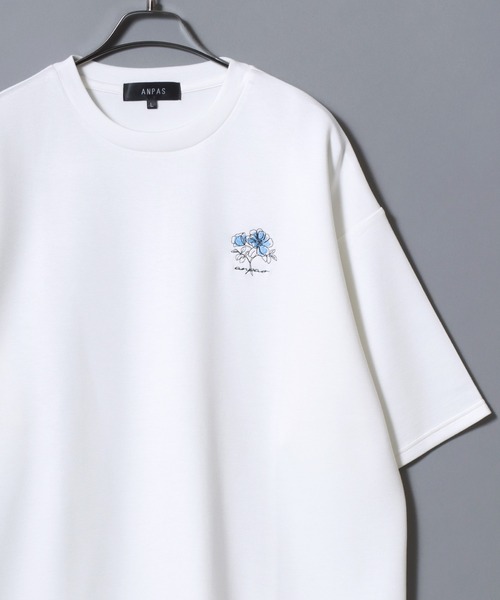 ANPAS（アンパス）の「ANPAS Ponte Fabric Flower Embroidery Oversized T-Shirt/ANPAS 別注 ポンチ 花柄 ワンポイント刺繍 接触冷感 オーバーサイズ 半袖Tシャツ メンズ レディース ユニセックス（Tシャツ/カットソー・メンズ・ホワイト/ブラック/ホワイト系その他/グレー/グレー系その他/ブラック系その他/チャコール/ホワイト系その他2/グレー系その他2/グレー系その他3/グレー系その他4/ブラック系その他2/ホワイト系その他3/カーキ系3/グレー系その他5/カーキ系1/ブラック系その他3/カーキ系2/カーキ・M/L）」の4枚目の写真