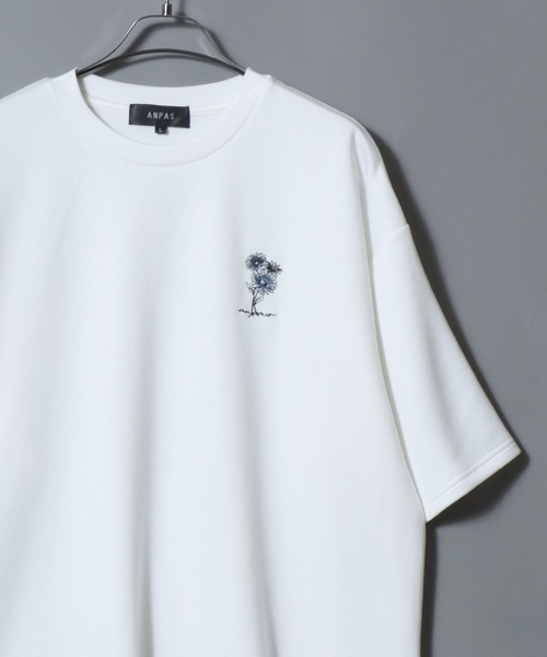 ANPAS（アンパス）の「ANPAS Ponte Fabric Flower Embroidery Oversized T-Shirt/ANPAS 別注 ポンチ 花柄 ワンポイント刺繍 接触冷感 オーバーサイズ 半袖Tシャツ メンズ レディース ユニセックス（Tシャツ/カットソー・メンズ・ホワイト/ブラック/ホワイト系その他/グレー/グレー系その他/ブラック系その他/チャコール/ホワイト系その他2/グレー系その他2/グレー系その他3/グレー系その他4/ブラック系その他2/ホワイト系その他3/カーキ系3/グレー系その他5/カーキ系1/ブラック系その他3/カーキ系2/カーキ・M/L）」の5枚目の写真