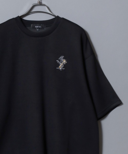 ANPAS（アンパス）の「ANPAS Ponte Fabric Flower Embroidery Oversized T-Shirt/ANPAS 別注 ポンチ 花柄 ワンポイント刺繍 接触冷感 オーバーサイズ 半袖Tシャツ メンズ レディース ユニセックス（Tシャツ/カットソー・メンズ・ホワイト/ブラック/ホワイト系その他/グレー/グレー系その他/ブラック系その他/チャコール/ホワイト系その他2/グレー系その他2/グレー系その他3/グレー系その他4/ブラック系その他2/ホワイト系その他3/カーキ系3/グレー系その他5/カーキ系1/ブラック系その他3/カーキ系2/カーキ・M/L）」の6枚目の写真