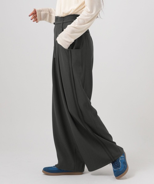 BAYFLOW（ベイフロー）の「[シワになりにくい]ベルト付きサイドラインパンツ（その他パンツ・レディース・チャコール/グレイッシュベージュ・FREE）」の4枚目の写真