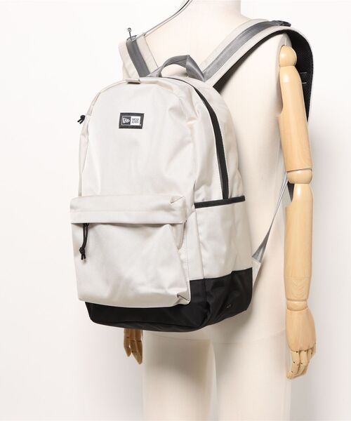 NEW ERA(ニューエラ)の「【NEW ERA/ニューエラ】LIGHT PACK ライトパック(バックパック/リュック・メンズ・サンドベージュ/ブラック/ストーン/ブラック系その他/オリーブ・FREE)」の6枚目の写真