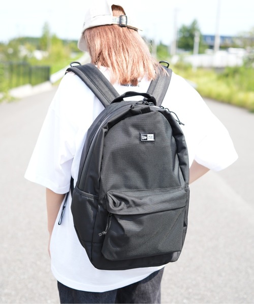 NEW ERA(ニューエラ)の「【NEW ERA/ニューエラ】LIGHT PACK ライトパック(バックパック/リュック・メンズ・サンドベージュ/ブラック/ストーン/ブラック系その他/オリーブ・FREE)」の2枚目の写真