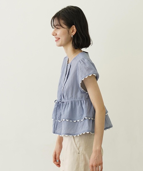 MILKFED.（ミルクフェド）の「FRILL AND LACE BLOUSE（シャツ/ブラウス・レディース・ライトブルー/ブラック/オフホワイト・ONE SIZE）」の4枚目の写真