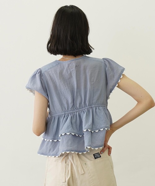 MILKFED.（ミルクフェド）の「FRILL AND LACE BLOUSE（シャツ/ブラウス・レディース・ライトブルー/ブラック/オフホワイト・ONE SIZE）」の5枚目の写真