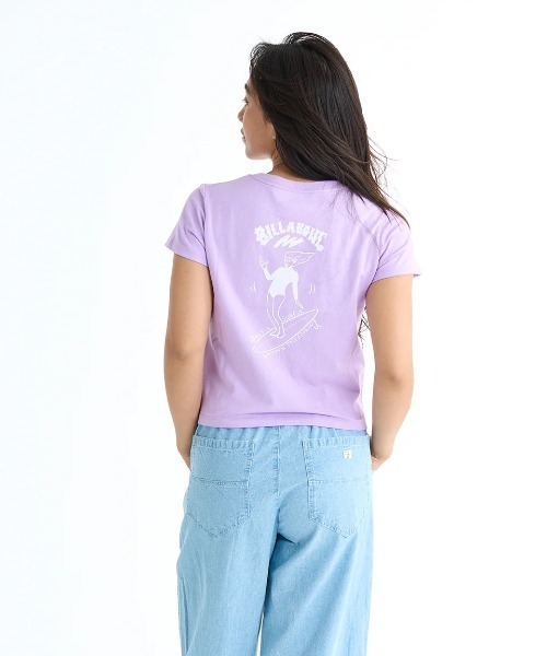 BILLABONG(ビラボン)の「BILLABONG レディース 【BB GALLERY】 SURF GIRL TEE Tシャツ 【2025年春夏モデル】/ビラボンバックプリント半袖Tシャツ(Tシャツ/カットソー・レディース・ライトパープル/ブラック/クリーム・MEDIUM)」の2枚目の写真