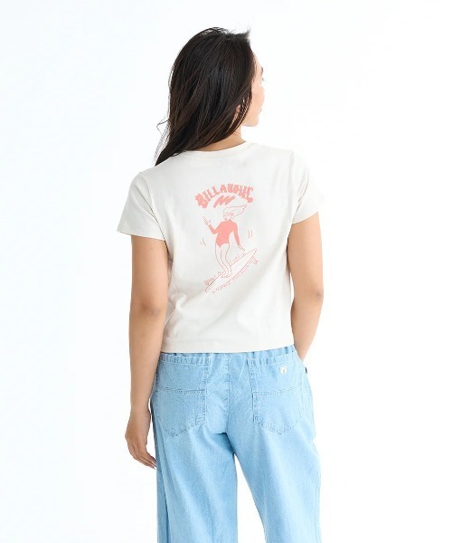BILLABONG(ビラボン)の「BILLABONG レディース 【BB GALLERY】 SURF GIRL TEE Tシャツ 【2025年春夏モデル】/ビラボンバックプリント半袖Tシャツ(Tシャツ/カットソー・レディース・ライトパープル/ブラック/クリーム・MEDIUM)」の1枚目の写真