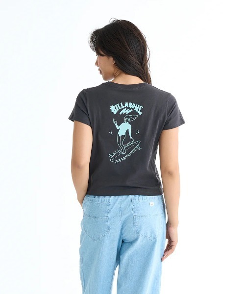 BILLABONG(ビラボン)の「BILLABONG レディース 【BB GALLERY】 SURF GIRL TEE Tシャツ 【2025年春夏モデル】/ビラボンバックプリント半袖Tシャツ(Tシャツ/カットソー・レディース・ライトパープル/ブラック/クリーム・MEDIUM)」の3枚目の写真
