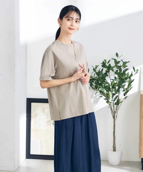 a.v.v(アーヴェヴェ)の「【接触冷感/UVカット/コットン100%/10色展開】ロールアップハーフスリーブTシャツ(Tシャツ/カットソー・レディース・アイボリー/ブラック/クリーム/ブルー/レッド/グリーン/ホワイト/オレンジ/マスタード/モカ・34/36/40/42/38)」の4枚目の写真