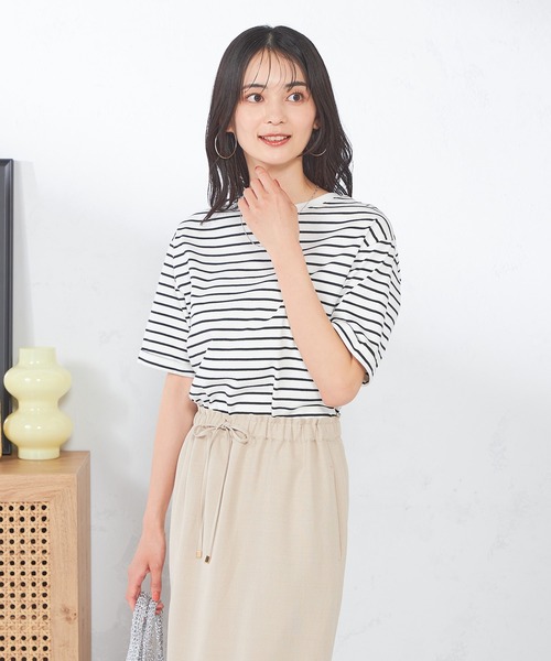 a.v.v(アーヴェヴェ)の「【接触冷感/UVカット/コットン100%/10色展開】ロールアップハーフスリーブTシャツ(Tシャツ/カットソー・レディース・アイボリー/ブラック/クリーム/ブルー/レッド/グリーン/ホワイト/オレンジ/マスタード/モカ・34/36/40/42/38)」の2枚目の写真