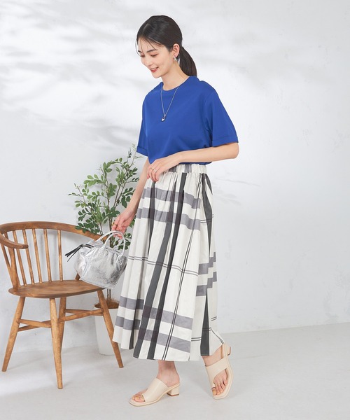 a.v.v(アーヴェヴェ)の「【接触冷感/UVカット/コットン100%/10色展開】ロールアップハーフスリーブTシャツ(Tシャツ/カットソー・レディース・アイボリー/ブラック/クリーム/ブルー/レッド/グリーン/ホワイト/オレンジ/マスタード/モカ・34/36/40/42/38)」の20枚目の写真