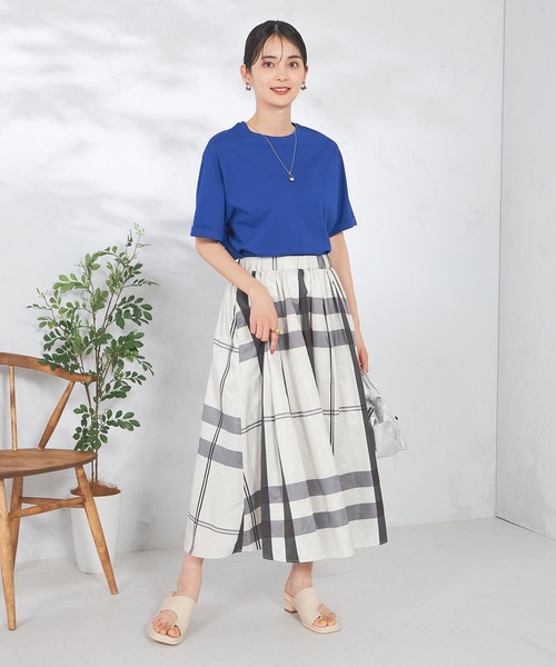 a.v.v(アーヴェヴェ)の「【接触冷感/UVカット/コットン100%/10色展開】ロールアップハーフスリーブTシャツ(Tシャツ/カットソー・レディース・アイボリー/ブラック/クリーム/ブルー/レッド/グリーン/ホワイト/オレンジ/マスタード/モカ・34/36/40/42/38)」の21枚目の写真