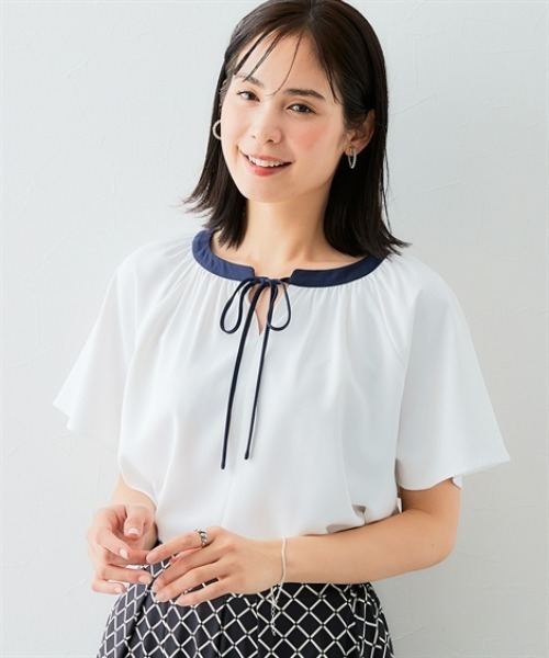 7days Life Styling（セブンデイズライフスタイリング）の「【UVカット/速乾】ストレッチパウダーサテン配色リボン半袖ブラウス（シャツ/ブラウス・レディース・グリーン/ネイビー/オフホワイト/グレイッシュベージュ・S/M/L/LL/3L）」の2枚目の写真