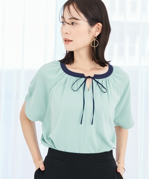 7days Life Styling（セブンデイズライフスタイリング）の「【UVカット/速乾】ストレッチパウダーサテン配色リボン半袖ブラウス（シャツ/ブラウス・レディース・グリーン/ネイビー/オフホワイト/グレイッシュベージュ・S/M/L/LL/3L）」の4枚目の写真
