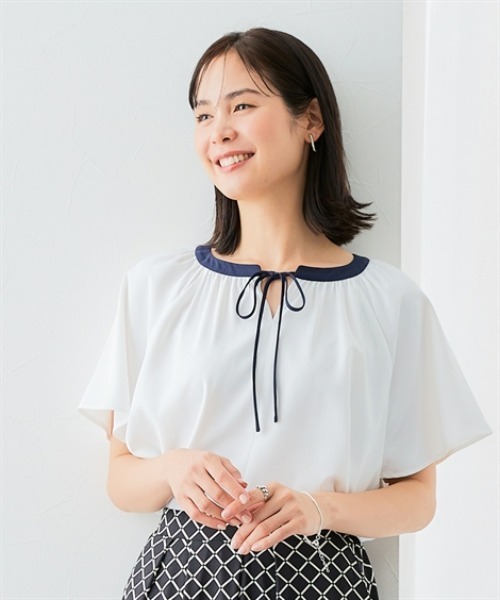 7days Life Styling（セブンデイズライフスタイリング）の「【UVカット/速乾】ストレッチパウダーサテン配色リボン半袖ブラウス（シャツ/ブラウス・レディース・グリーン/ネイビー/オフホワイト/グレイッシュベージュ・S/M/L/LL/3L）」の5枚目の写真