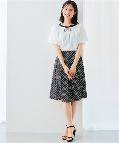 7days Life Styling（セブンデイズライフスタイリング）の「【UVカット/速乾】ストレッチパウダーサテン配色リボン半袖ブラウス（シャツ/ブラウス・レディース・グリーン/ネイビー/オフホワイト/グレイッシュベージュ・S/M/L/LL/3L）」の6枚目の写真