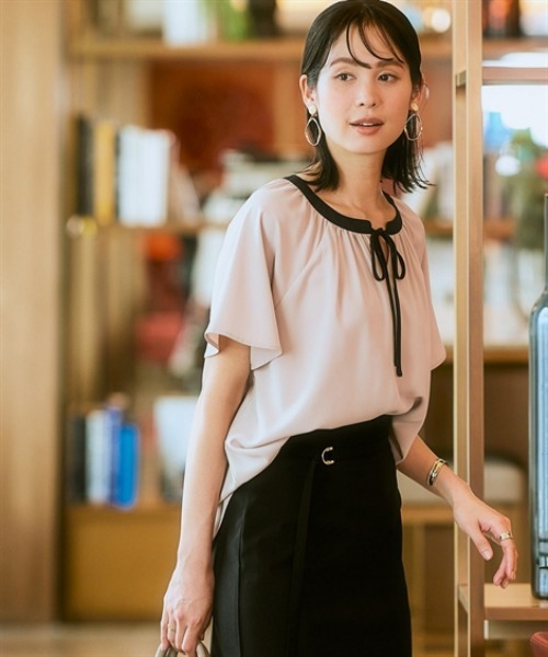 7days Life Styling（セブンデイズライフスタイリング）の「【UVカット/速乾】ストレッチパウダーサテン配色リボン半袖ブラウス（シャツ/ブラウス・レディース・グリーン/ネイビー/オフホワイト/グレイッシュベージュ・S/M/L/LL/3L）」の7枚目の写真