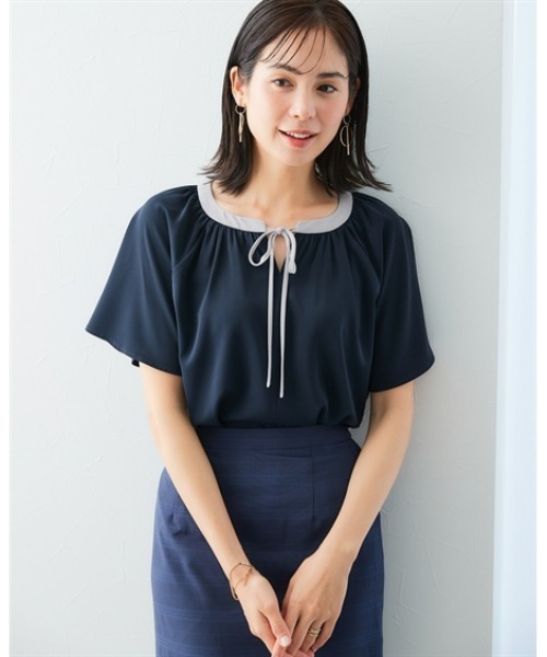 7days Life Styling（セブンデイズライフスタイリング）の「【UVカット/速乾】ストレッチパウダーサテン配色リボン半袖ブラウス（シャツ/ブラウス・レディース・グリーン/ネイビー/オフホワイト/グレイッシュベージュ・S/M/L/LL/3L）」の15枚目の写真
