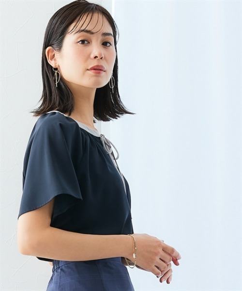 7days Life Styling（セブンデイズライフスタイリング）の「【UVカット/速乾】ストレッチパウダーサテン配色リボン半袖ブラウス（シャツ/ブラウス・レディース・グリーン/ネイビー/オフホワイト/グレイッシュベージュ・S/M/L/LL/3L）」の16枚目の写真