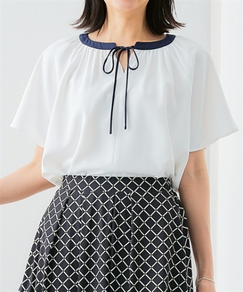 7days Life Styling（セブンデイズライフスタイリング）の「【UVカット/速乾】ストレッチパウダーサテン配色リボン半袖ブラウス（シャツ/ブラウス・レディース・グリーン/ネイビー/オフホワイト/グレイッシュベージュ・S/M/L/LL/3L）」の19枚目の写真