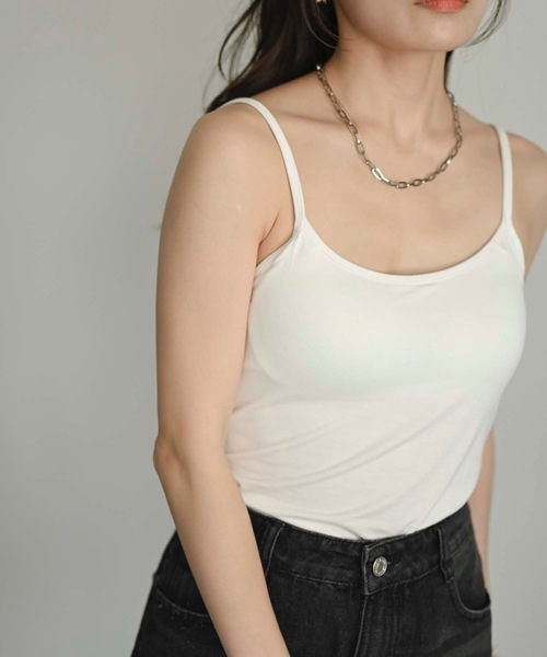 Curaful(クラフル)の「カップ付きベーシックキャミソール (カップ付インナー)(キャミソール・レディース・ブラック/オフホワイト・M/L)」の6枚目の写真