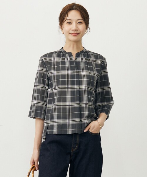 J.PRESS Ladies(J.プレス レディス)の「【WEB限定カラーあり・洗える】SOFT SHEER チェック キーネック ブラウス(シャツ/ブラウス・レディース・ブラウン系3/ネイビー系3/グレー系3・XS)」の2枚目の写真